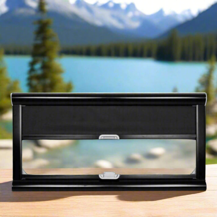 La fenêtre Arctic Tern Classic 450 x 900 mm allie performance et légèreté. Grâce à son double vitrage acrylique et son isolation renforcée, elle maintient une température intérieure idéale. Son store occultant et sa moustiquaire vous assurent intimité, fraîcheur et protection contre les insectes.