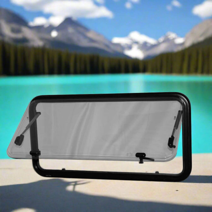 Optimisez votre van ou camping-car avec la fenêtre Arctic Tern Classic 450 x 900 mm. Ultra-légère (60 % plus légère que le verre), elle offre une isolation thermique exceptionnelle, un store occultant réfléchissant et une moustiquaire intégrée. Confort, durabilité et sécurité en toute saison.