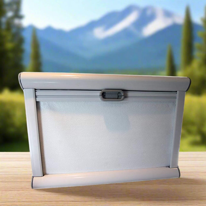 Secure push-lock handle / Poignée sécurisée push-lock de la Fenêtre Arctic Tern Classic – sécurité et confort pour voyage en van