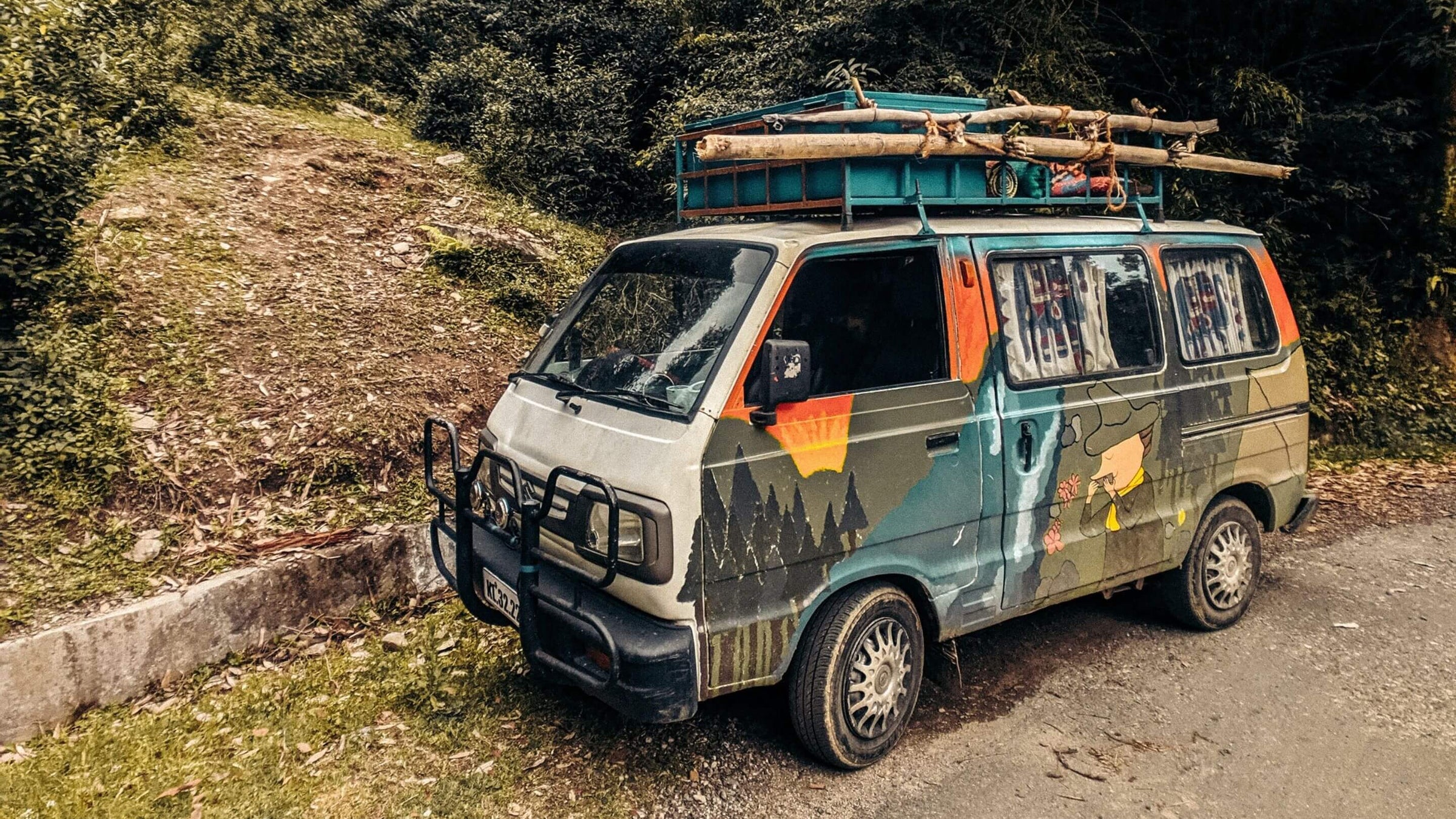 Bamboo table top on Lagun system in camper van with mountain view – Plateau en bambou sur système Lagun dans van avec vue montagne