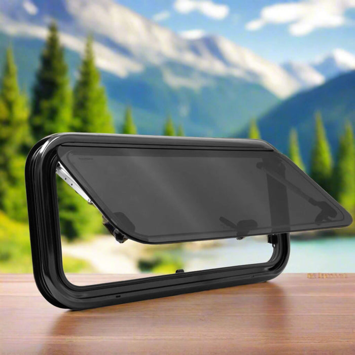 Side view of flat window 550×700 mm, flush-mounted, darker tint, lightweight, durable for van conversions.
Vue de côté de la fenêtre plate 550×700 mm, design affleurant, teinte foncée, légère et durable pour conversions de vans.