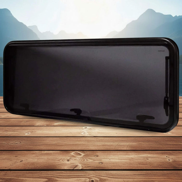 Intérieur de la fenêtre Flat 550x900 mm, store occultant et moustiquaire fine pour contrôler lumière et ventilation, créant une ambiance chaleureuse dans le van / Interior of Flat Window 550x900 mm, blackout blind and fine mesh screen for light and airflow control, creating a cozy atmosphere inside the van