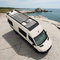 Climatisation sur toit à profil bas installée sur une conversion de van moderne prête pour des destinations de chaleur