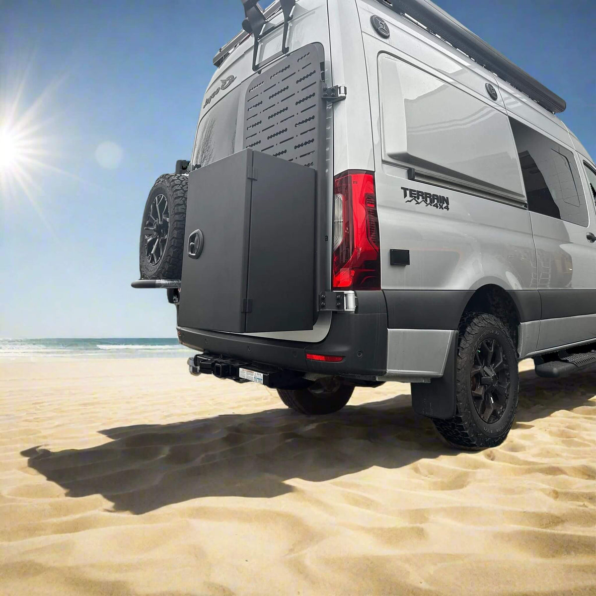 Weatherproof aluminum diesel storage box with matte black handle, designed for van conversions and off-grid travel — Boîte de rangement pour diesel en aluminium étanche avec poignée noire mate, conçue pour les conversions de van et les aventures hors route.