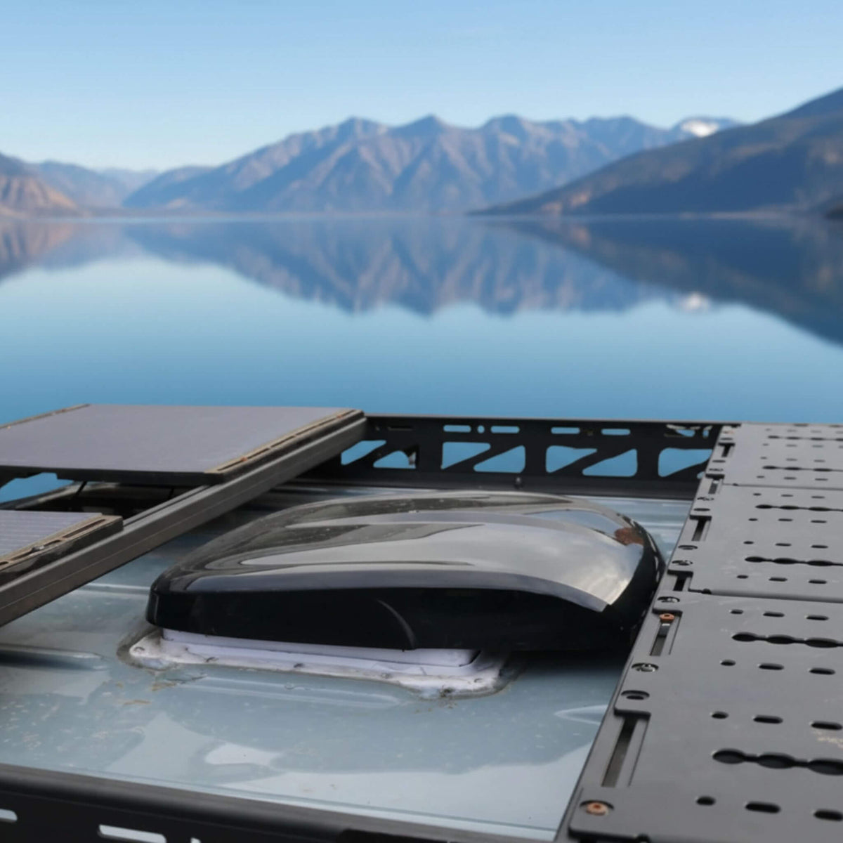 Ventilateur ProBreeze de 14 pouces pour fourgonnettes et camping-cars avec contrôle intelligent de la température et conception discrète résistante aux intempéries.