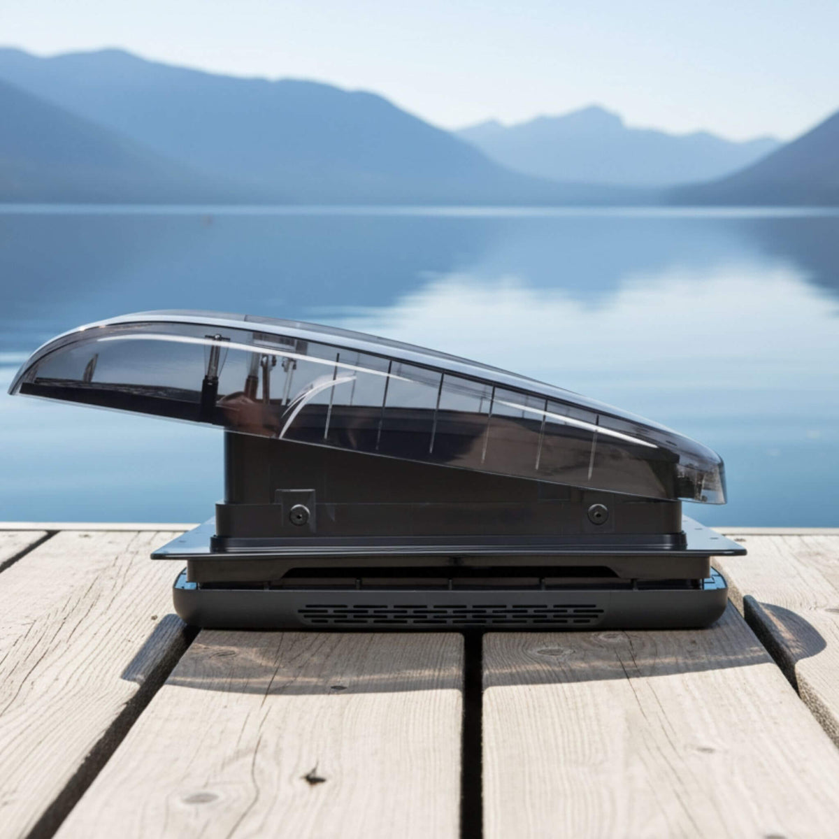 Ventilateur de toit ProBreeze de 14 pouces pour les conversions de fourgonnettes avec un fonctionnement silencieux, une moustiquaire, un contrôle intelligent de la température et un moteur à courant continu économe en énergie.