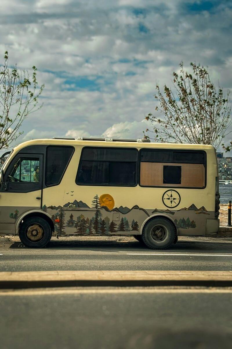 Quincaillerie pour van aménagé : fixations, loquets et pièces d’installation