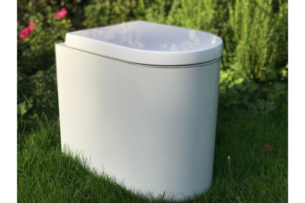 We love compostable toilets because they do not use any water, you can save more than 0,79 gallons of water per flush in your van