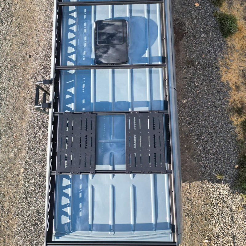 Aluminum Decking Panel System mounted on a Sprinter roof rack, showing versatility and durability. / Système de panneaux en aluminium installé sur un rack Sprinter, illustrant sa polyvalence et sa robustesse.