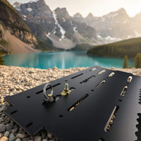 Close-up of Aluminum Decking Panel System showing high-strength aluminum and powder-coated finish. / Gros plan du système de panneaux en aluminium montrant l’aluminium haute résistance et le fini en poudre.