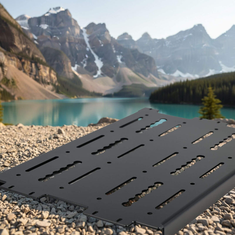 Aluminum Decking Panel System supporting a rooftop tent, demonstrating strong load capacity. / Système de panneaux en aluminium supportant une tente de toit, démontrant sa grande capacité de charge.