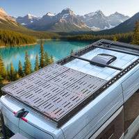 Side view of Aluminum Decking Panel System on Transit roof rack, highlighting slim, lightweight design. / Vue de côté du système de panneaux en aluminium sur un rack Transit, montrant son design mince et léger.