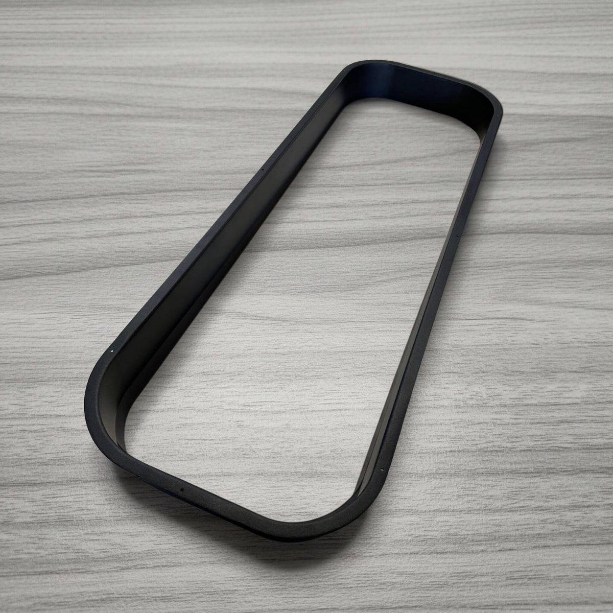 Moulure CRL en aluminium durable, conçue pour fenêtres à auvent et demi-coulissantes, offrant une finition intérieure homogène, une installation facile et un style supplémentaire pour les passionnés de conversion de van.