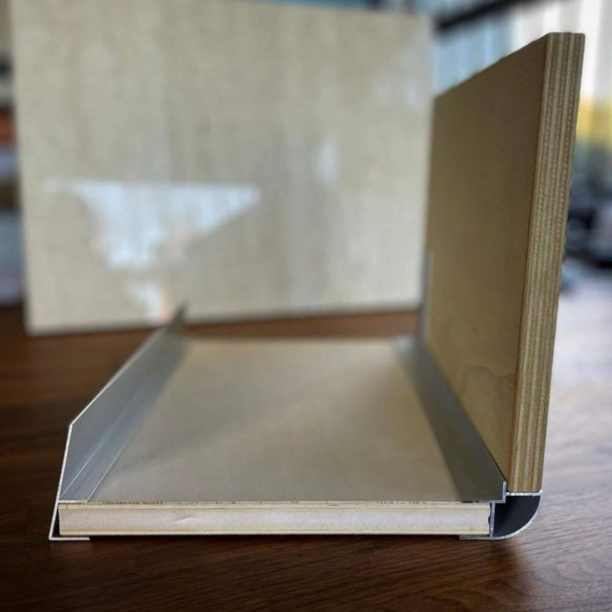 Projet d'armoire de conversion de van en utilisant une extrusion de coin en aluminium pour le support.