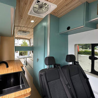 Gros plan sur l'extrusion d'angle en aluminium pour armoires de conversion de van.