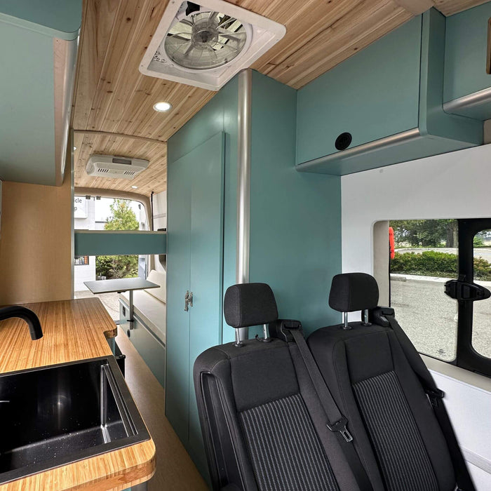 Gros plan sur l'extrusion d'angle en aluminium pour armoires de conversion de van.