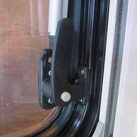 Profitez d’une ventilation naturelle et d’un confort thermique exceptionnel avec la fenêtre Arctic Tern Classic 450 × 900 mm. Son système à vérins permet différentes positions d’ouverture, tandis que le store occultant et la moustiquaire s’adaptent à toutes vos envies.
