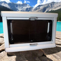 Améliorez l’isolation et la ventilation de votre véhicule avec la fenêtre Arctic Tern Classic 450 × 900 mm. Son store occultant réfléchissant augmente l’efficacité énergétique, tandis que la moustiquaire intégrée garantit une aération saine, sans moustiques ni nuisibles.