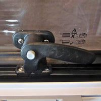 Polyvalente et performante, la fenêtre Arctic Tern Classic 450 × 900 mm s’adapte à tout type d’aménagement. Son design pratique inclut moustiquaire, store occultant et poignées verrouillables, pour un confort optimal, une sécurité renforcée et une efficacité énergétique maximale.