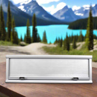 Conçue pour les véhicules aménagés, la fenêtre Arctic Tern Classic 450 × 900 mm assure ventilation maximale, isolation thermique et solidité inégalée. Son design léger facilite la pose, tandis que son acrylique haute résistance reste clair et sans jaunissement pendant plus de 10 ans.