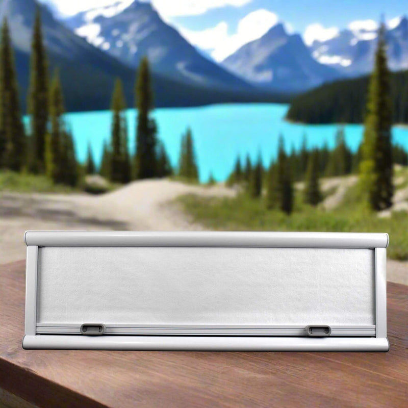 Conçue pour les véhicules aménagés, la fenêtre Arctic Tern Classic 450 × 900 mm assure ventilation maximale, isolation thermique et solidité inégalée. Son design léger facilite la pose, tandis que son acrylique haute résistance reste clair et sans jaunissement pendant plus de 10 ans.