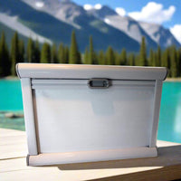 La fenêtre Arctic Tern Classic 450 x 900 mm est le choix idéal pour les aventuriers exigeants. Dotée d’un double vitrage acrylique certifié ECE & DOT, elle combine sécurité, performance et durabilité. Sa légèreté en fait une solution pratique pour vans, fourgons et tiny houses.