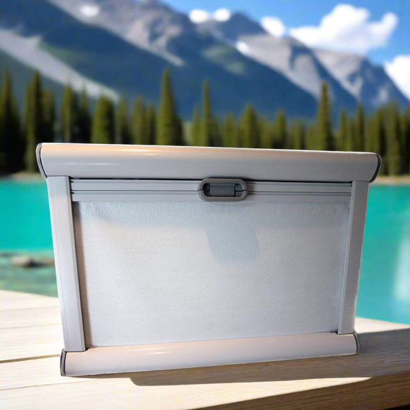 La fenêtre Arctic Tern Classic 450 x 900 mm est le choix idéal pour les aventuriers exigeants. Dotée d’un double vitrage acrylique certifié ECE & DOT, elle combine sécurité, performance et durabilité. Sa légèreté en fait une solution pratique pour vans, fourgons et tiny houses.