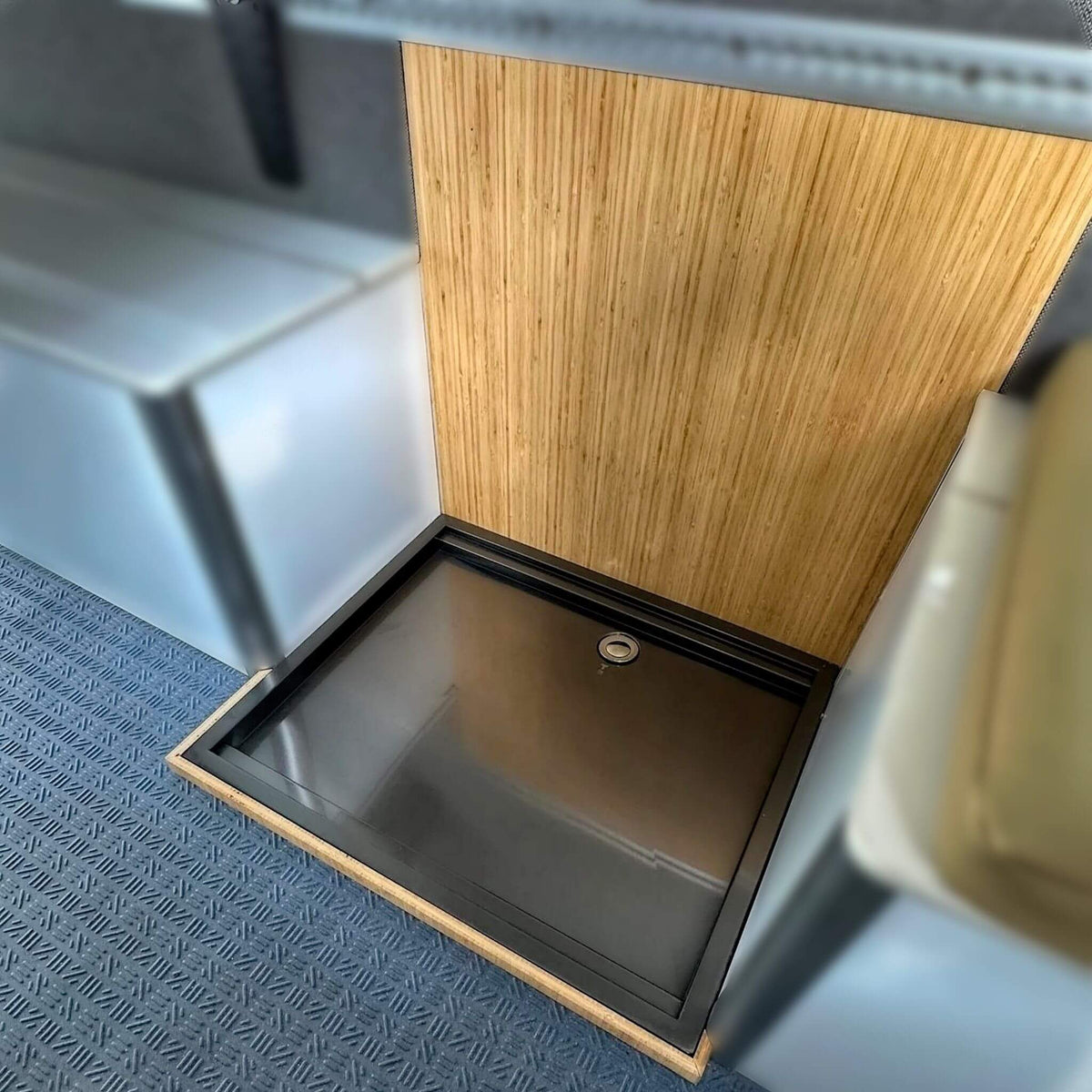 Tapis de douche en bambou pour cuvette ultra‑plate, ajoutant confort et style à votre espace douche mobile lors de la conversion de van.