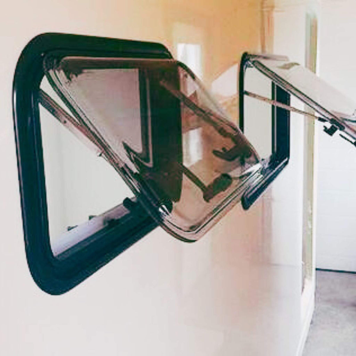 Fenêtre 300×700 mm légère, 60 % moins lourde que verre standard, van conversion, Lonavity, durable et performante / Lightweight window 300×700 mm, 60 % lighter than standard glass, van conversion, Lonavity, durable and high performance