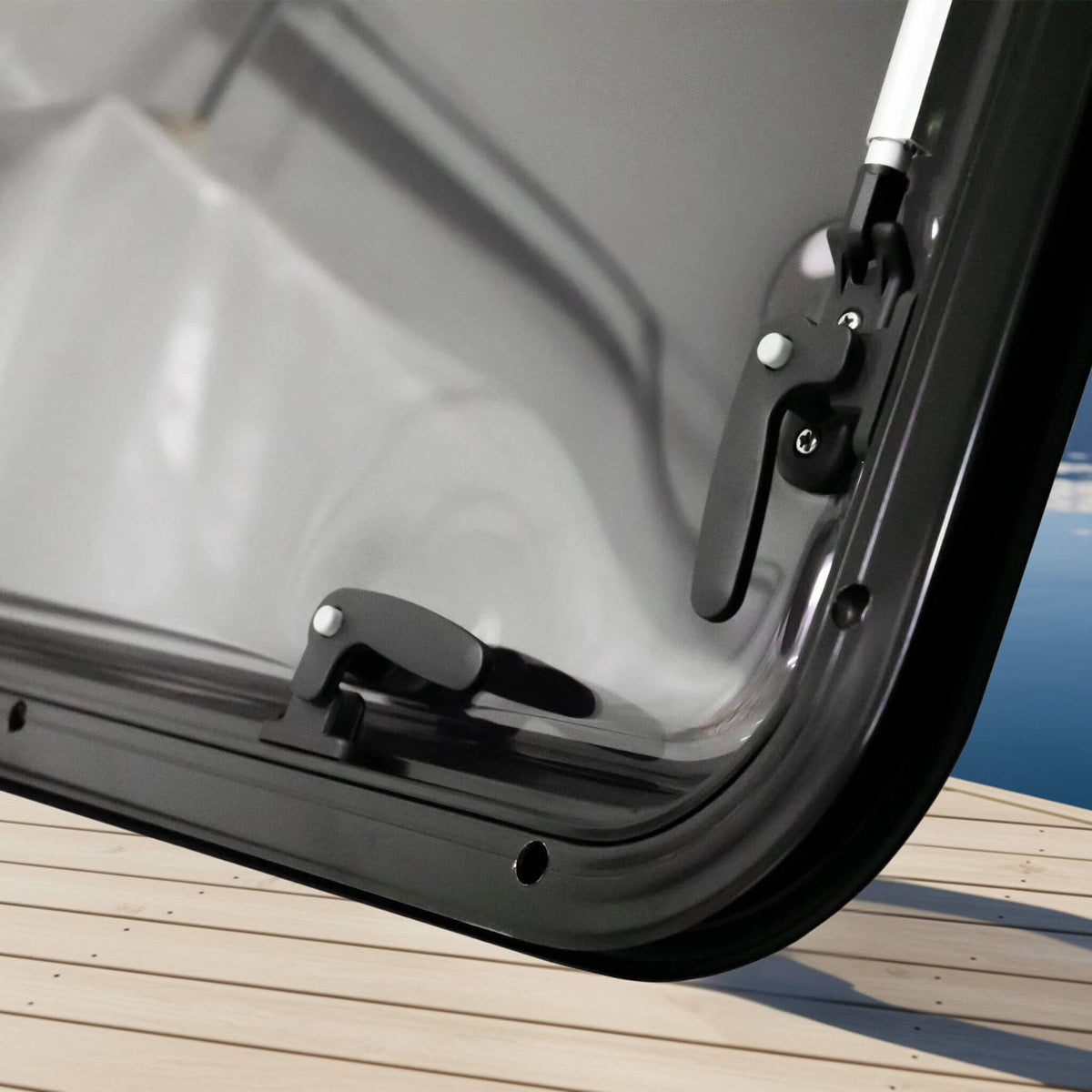 Fenêtre classique 550x900 mm ouverte en style auvent, flux d'air réglable et sécurité renforcée, parfaite pour profiter de la brise lors d'un road trip 