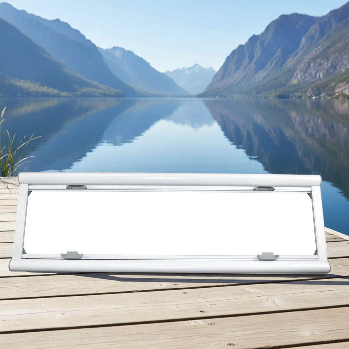 Fenêtre classique 550x900 mm sur van, profil bombé et verre légèrement teinté, design intemporel et durable, idéal pour les aventures
