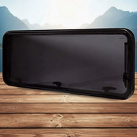 Intérieur de la fenêtre classique 550x900 mm, store occultant et moustiquaire fine pour contrôler la lumière et la ventilation, créant une ambiance chaleureuse dans le van 


