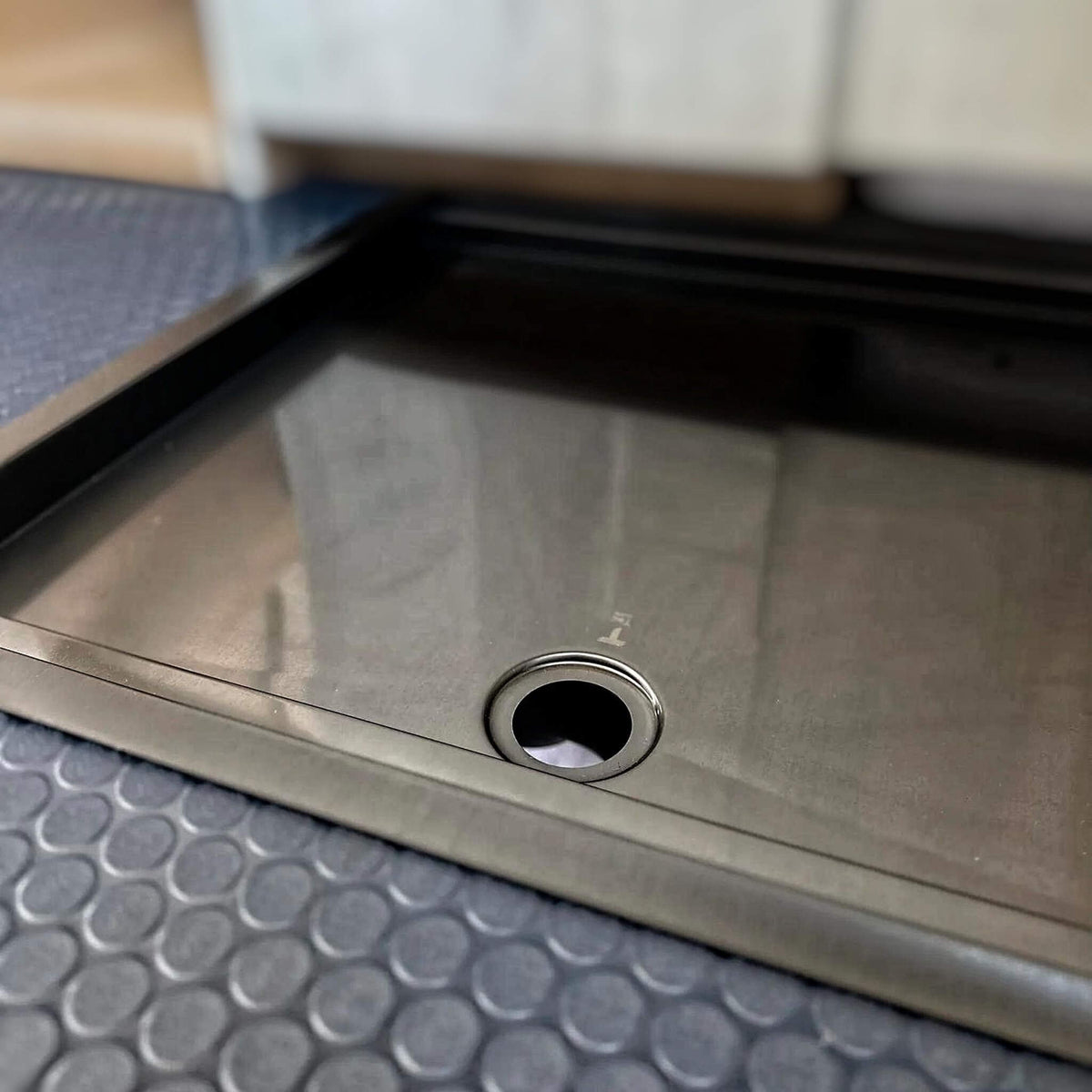 Cuvette de douche encastrée avec revêtement nanotechnologique, résistante aux taches et rayures, facile à nettoyer pour votre van.