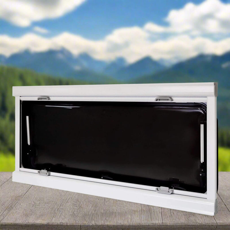 Push-lock handle detail on flat window 550×700 mm for secure opening in camper vans and RVs.
Détail poignée push-lock sur fenêtre plate 550×700 mm pour ouverture sécurisée dans vans et VR.