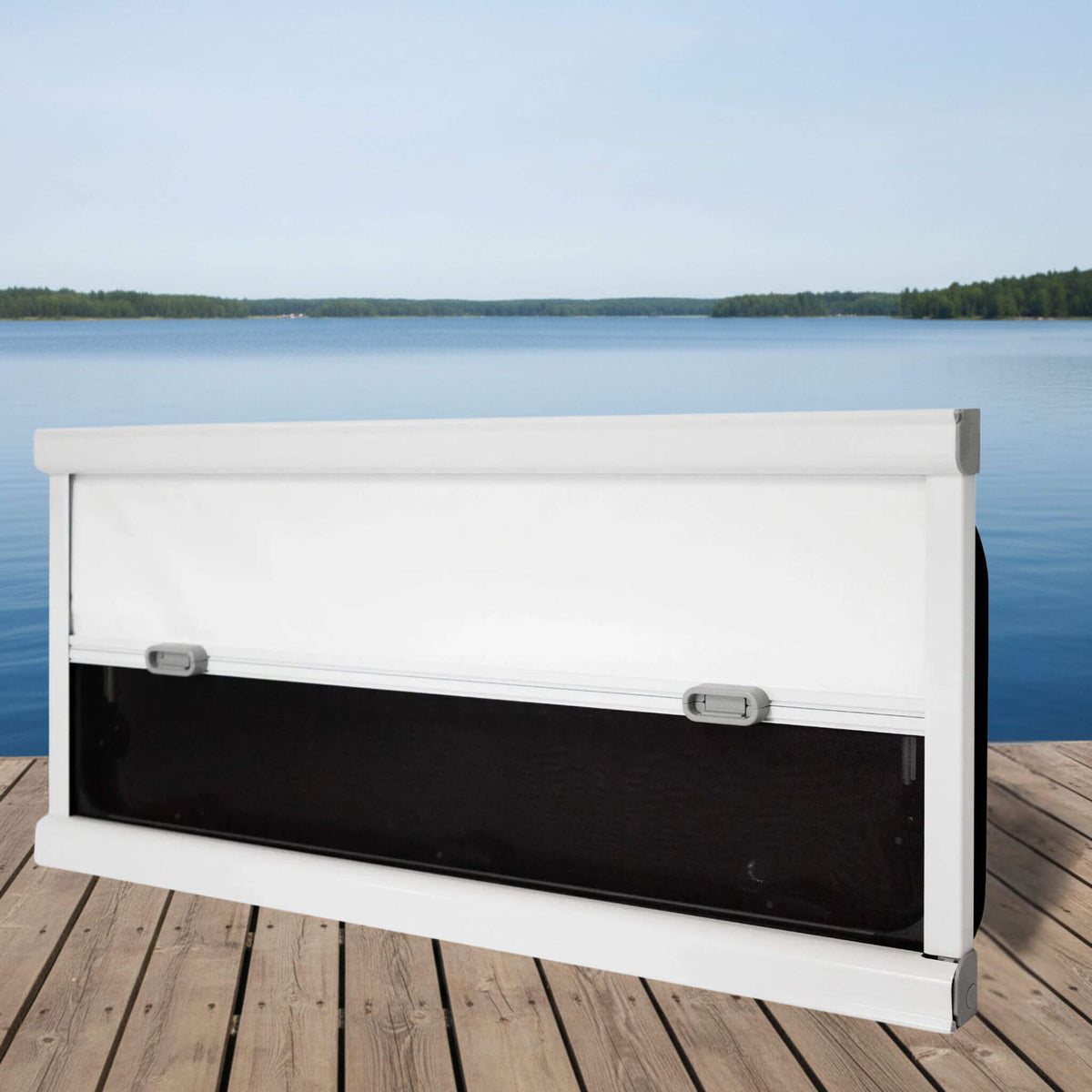 Gros plan sur la poignée et le verrou de la fenêtre Flat 550x900 mm, facilité d’ouverture et sécurité optimale, design élégant en aluminium / Close-up of handle and lock on Flat Window 550x900 mm, easy to open and secure, sleek aluminum design
