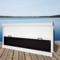 Gros plan sur la poignée et le verrou de la fenêtre Flat 550x900 mm, facilité d’ouverture et sécurité optimale, design élégant en aluminium / Close-up of handle and lock on Flat Window 550x900 mm, easy to open and secure, sleek aluminum design
