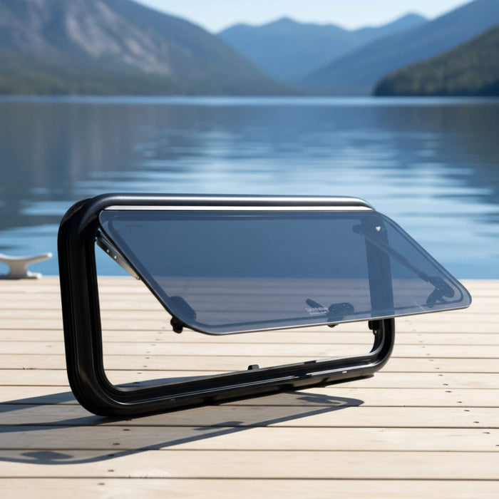 Fenêtre Flat 550x900 mm sur van, design moderne flush-mounted, verre foncé protégeant du soleil et des regards, idéale pour voyager confortablement / Flat Window 550x900 mm on van, sleek flush-mounted design, dark glass protecting from sun and prying eyes, ideal for comfortable travel
