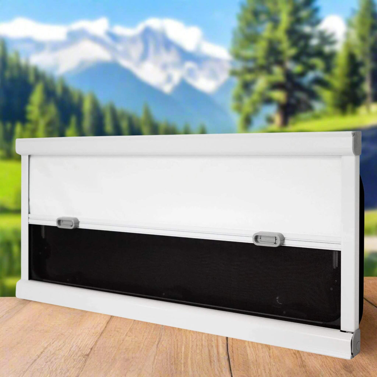 Détail de la poignée de verrouillage par poussée sur la fenêtre plate en acrylique 300 × 700 mm, pour une ouverture sécurisée de type auvent, une utilisation facile, des matériaux durables, adaptés aux conversions de vans, de camping-cars, de VR et de remorques.