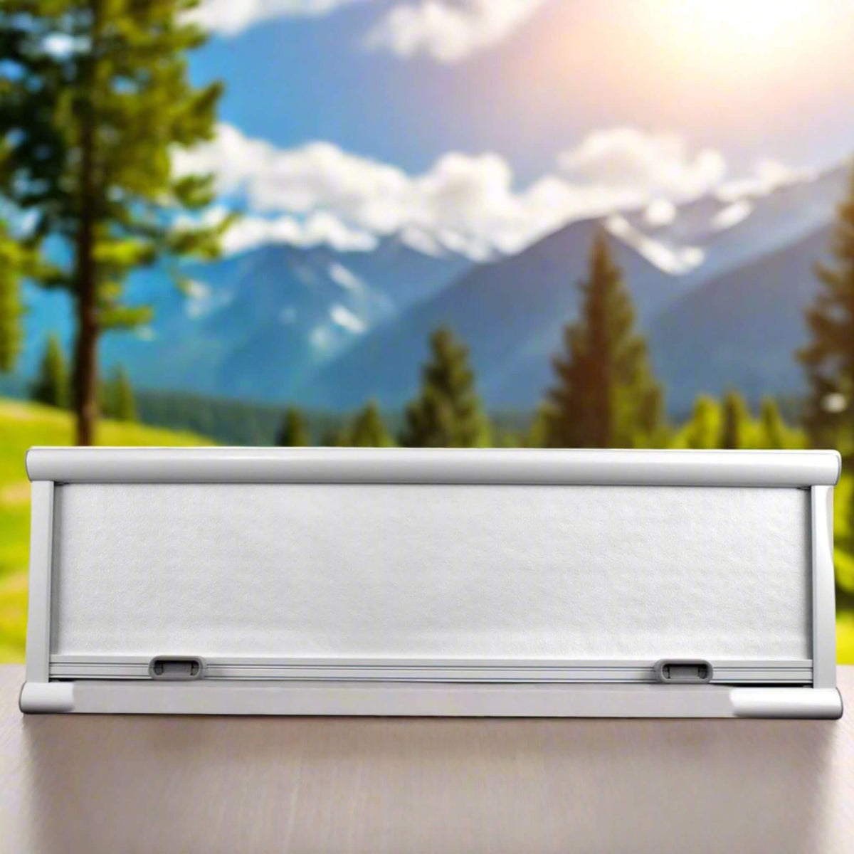 Fenêtre plate en acrylique 300 × 700 mm installée sur un conversion de van, présentant un design encastré, une apparence moderne, une construction à double vitrage, légère et durable, parfaite pour les conversions de van, de camping-cars et de remorques.