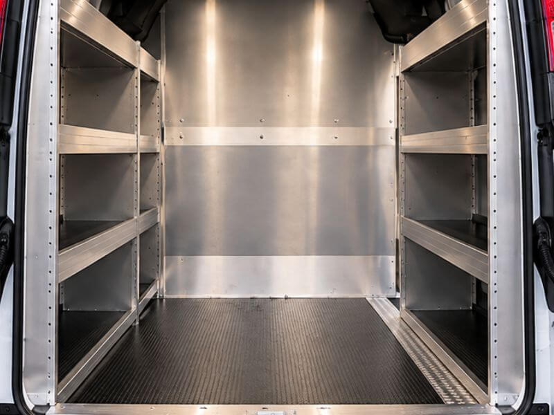 Intérieur de van utilitaire GMC et Chevrolet avec étagères en aluminium pour l’aménagement de flottes et d’entrepreneurs.