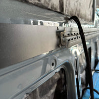L-Track Support arrière en acier robuste pour les systèmes L-Track dans les conversions de van, qui rend une installation facile, sécurisée et fiable.