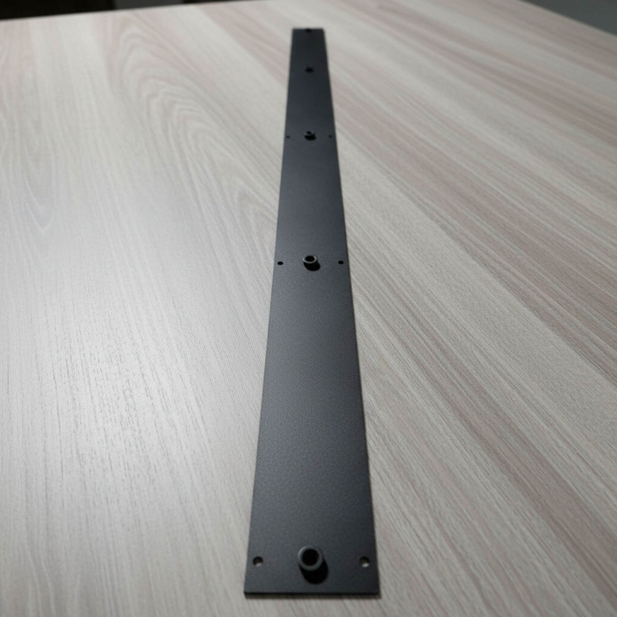 L-Track Support arrière en acier robuste conçu pour les conversions de van, avec des trous pré-percés et des écrous soudés pour une installation facile et sécurisée du L-Track.