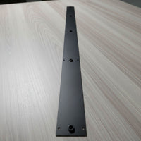 L-Track Support arrière en acier robuste conçu pour les conversions de van, avec des trous pré-percés et des écrous soudés pour une installation facile et sécurisée du L-Track.