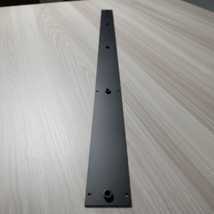 L-Track Support arrière en acier robuste conçu pour les conversions de van, avec des trous pré-percés et des écrous soudés pour une installation facile et sécurisée du L-Track.