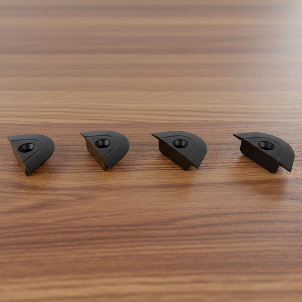 Capuchons de finition L-Track installés dans une configuration vanlife pour un look propre