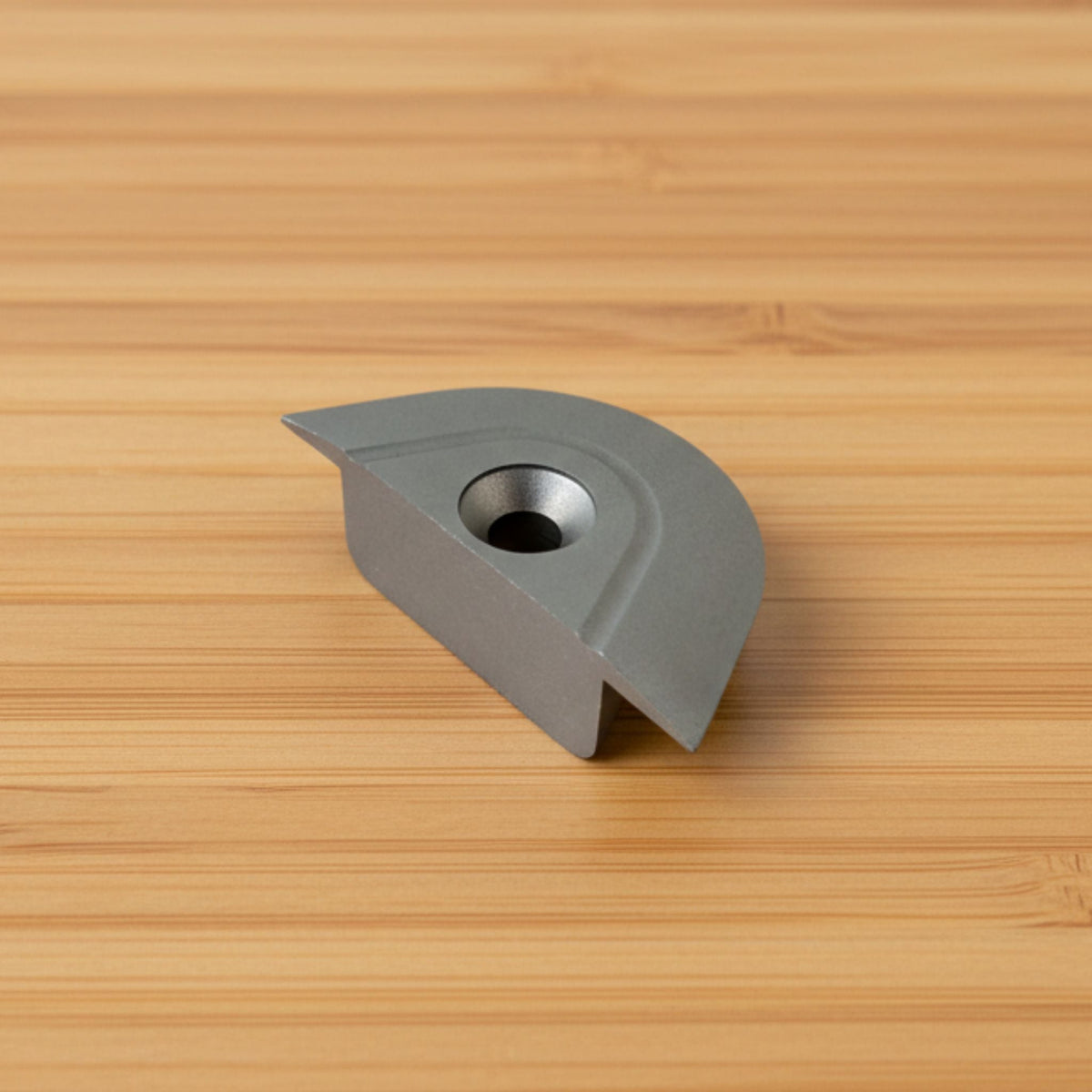 Embouts en aluminium L-Track fixant les rails et organisant l'équipement dans une van