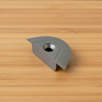 Embouts en aluminium L-Track fixant les rails et organisant l'équipement dans une van