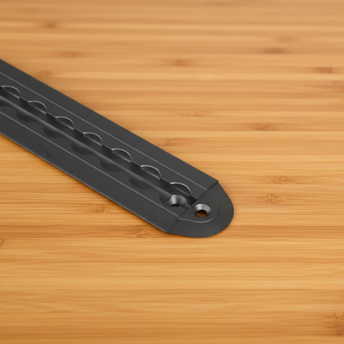 Capuchons de finition L-Track installés sur des rails en aluminium à l'intérieur d'un camping-car