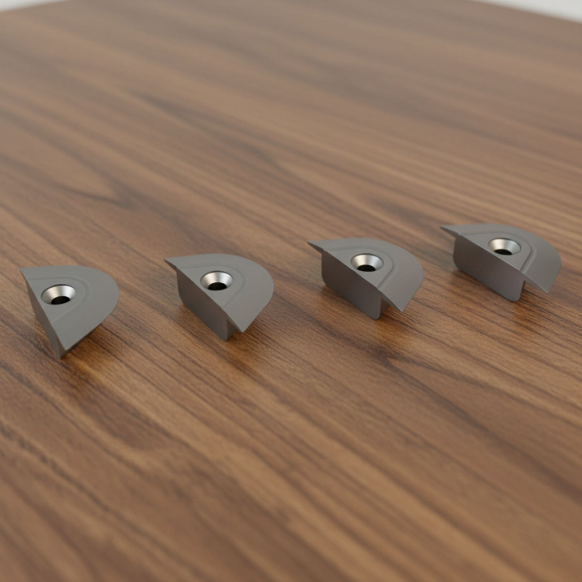 Embouts en aluminium L-Track montrant la finition usinée CNC