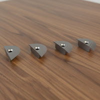 Embouts en aluminium L-Track montrant la finition usinée CNC